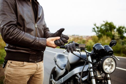 motard met ses gants