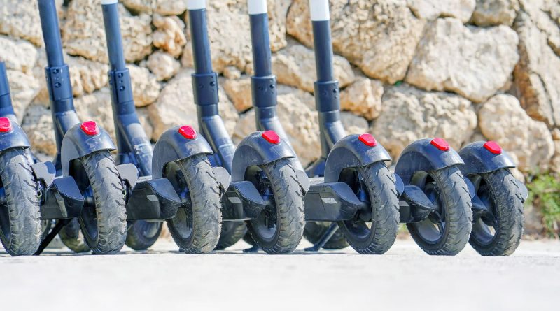trottinettes électriques alignées