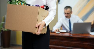 une femme portant son carton de déménagement de son bureau