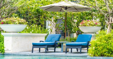deux chaises de jardin derrière une piscine