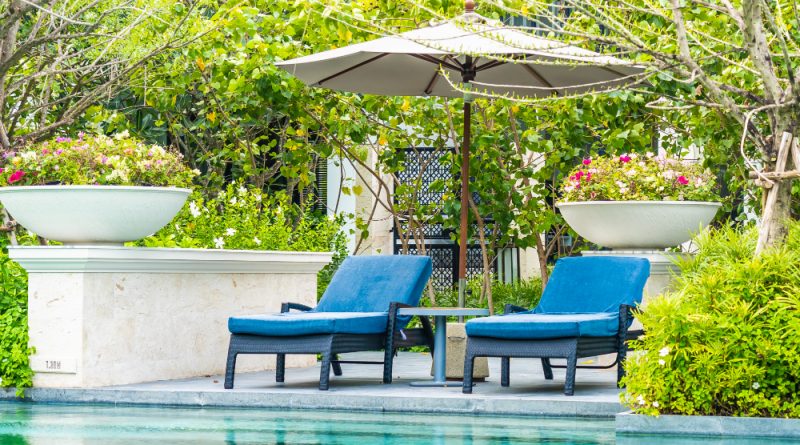 deux chaises de jardin derrière une piscine