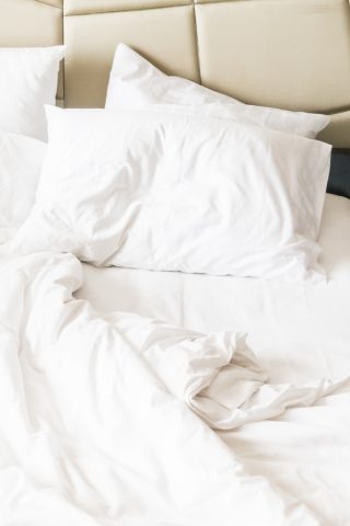 un lit avec une couette en plume
