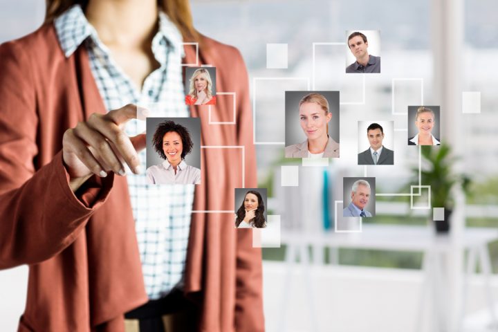 une femme tenant montrant des portraits virtuels