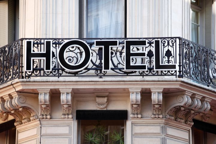 Devanture panneau hôtel