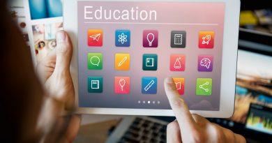 une personne utilise une plateforme éducative sur une tablettte
