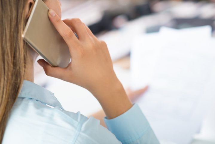 femme au téléphone