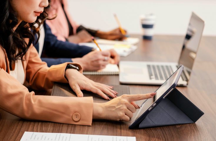 plusieurs étudiatnts prenant des notes sur papier, ordinateur et tablette