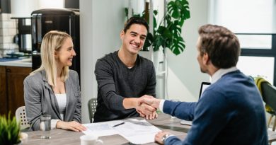 un homme avec sa femme qui sert la main à un banquier