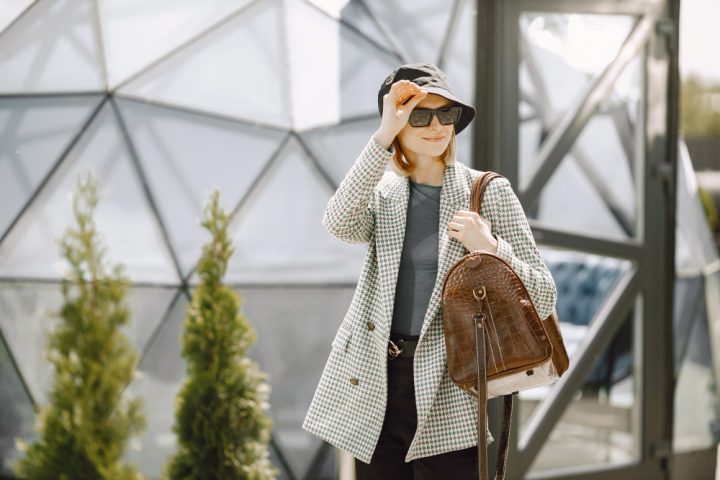 une femme chic avec un chapeau