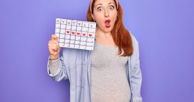 femme enceinte le visage choqué tenant un calendrier