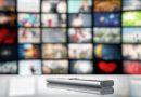 télécommande face à plusieurs écrans