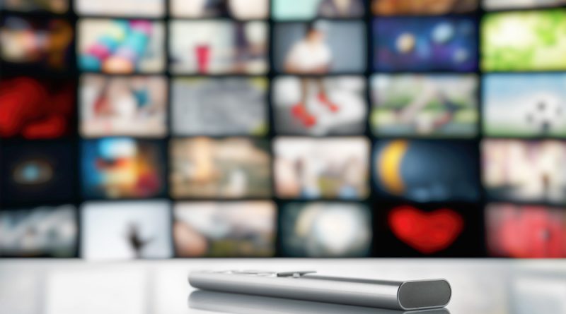 télécommande face à plusieurs écrans