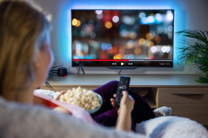 femme qui regarde la télé