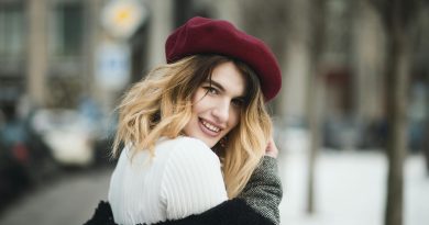 une femme chic avec un chapeau