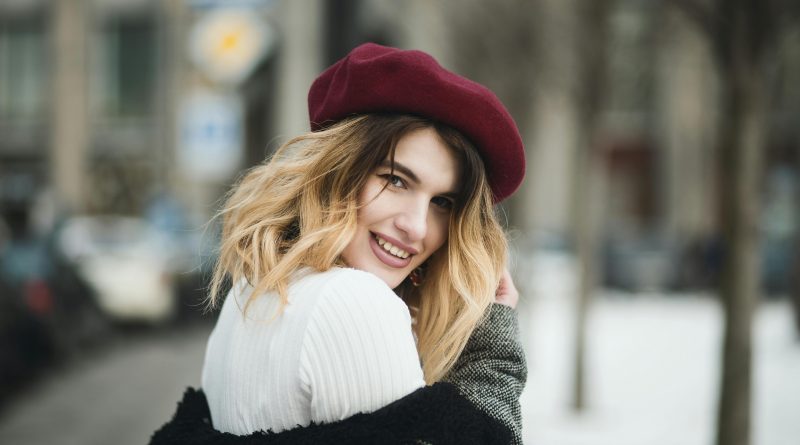 une femme chic avec un chapeau