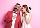 un homme faisant rire pour séduire une femme