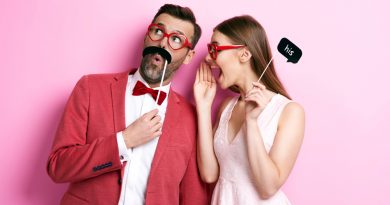un homme faisant rire pour séduire une femme