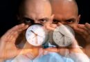 image dédoublé d'un homme tenant une horloge