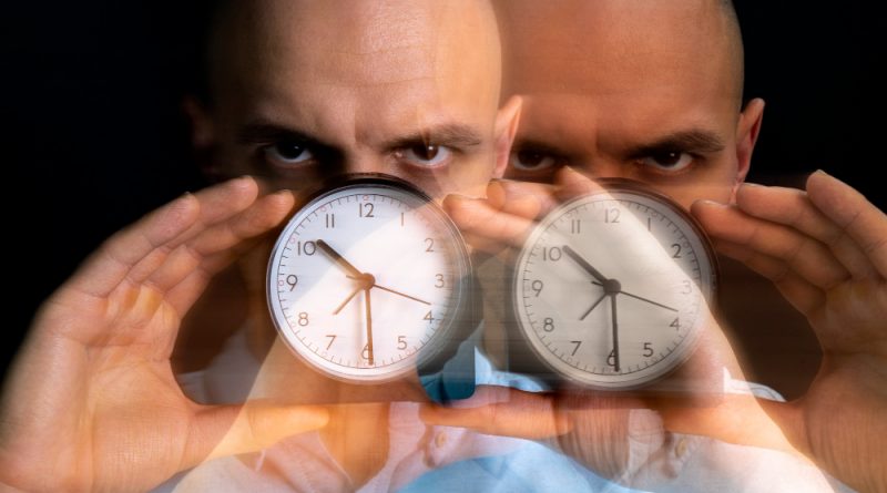 image dédoublé d'un homme tenant une horloge