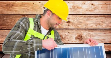 un ouvrier qui tient un panneau solaire