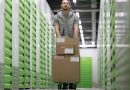 un homme dans un box de stockage