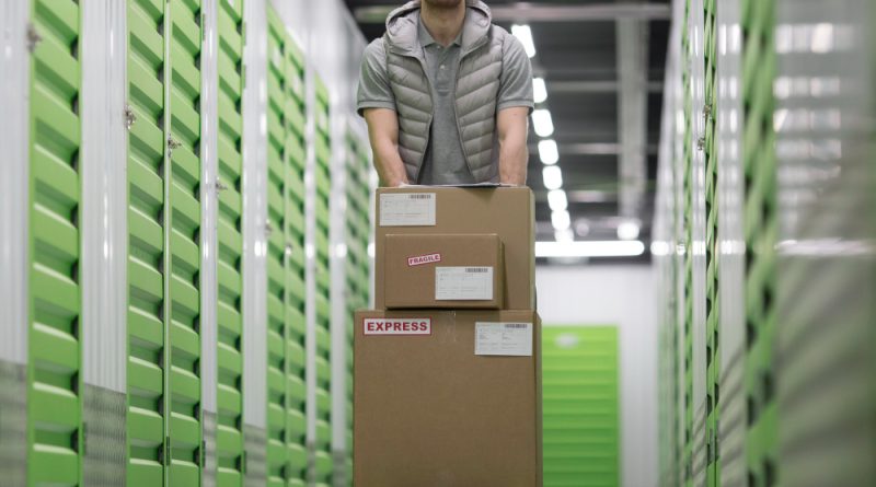 un homme dans un box de stockage