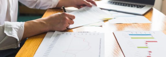une personne travaillant dans le controle de gestion