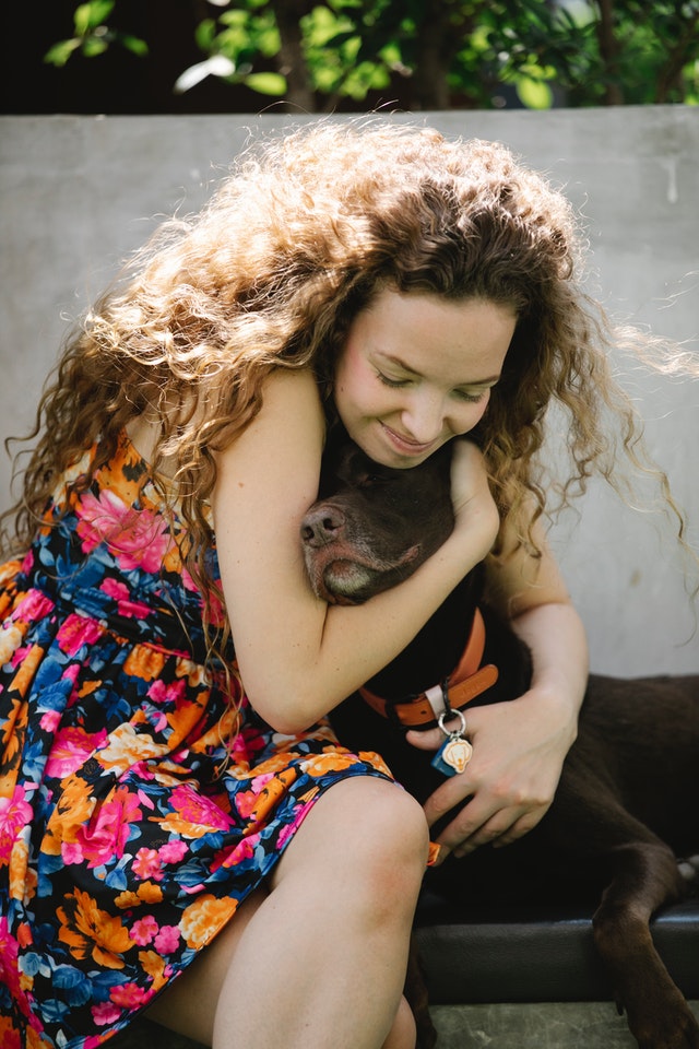 Chien et sa maitresse