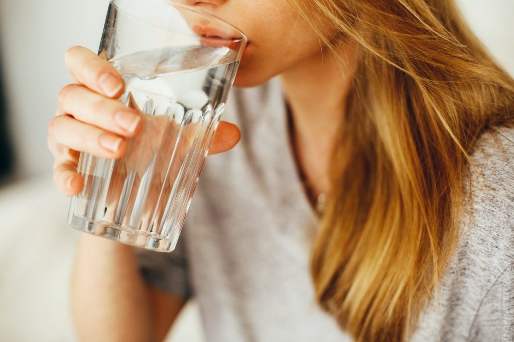 Une femme buvant de l'eau
