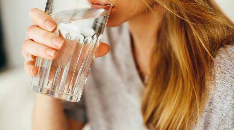 Une femme buvant de l'eau