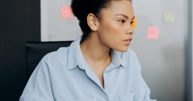 Une femme assise dans son bureau