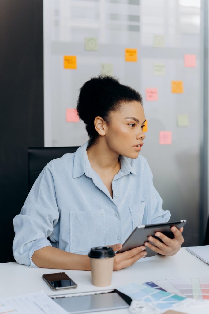 Une femme assise dans son bureau