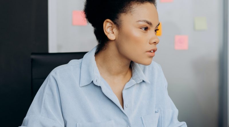 Une femme assise dans son bureau