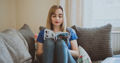 femme qui lit un manga