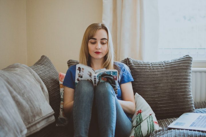 femme qui lit un manga