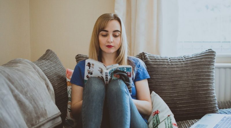 femme qui lit un manga