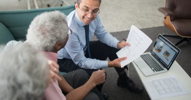 assureur souriant avec des clients