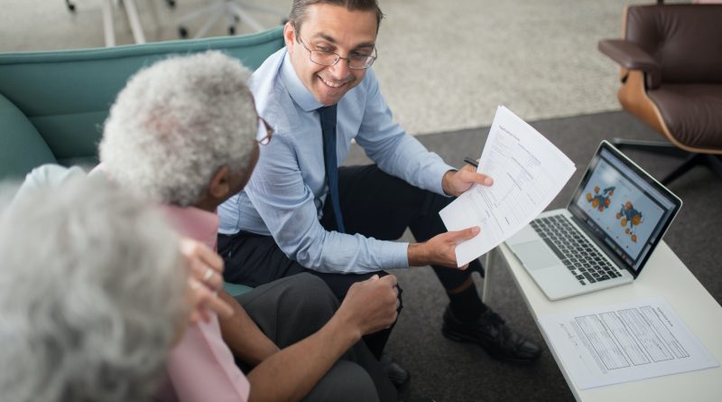 assureur souriant avec des clients