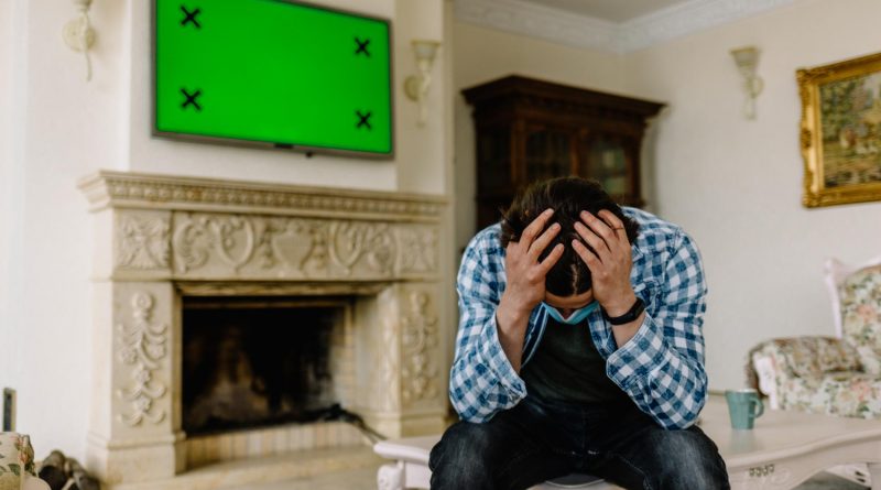 homme qui se prend la tête à deux mains