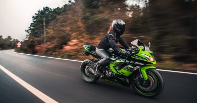 femme roule sur une moto verte