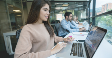 femme en train de suivre une formation de community manager