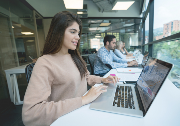 femme en train de suivre une formation de community manager