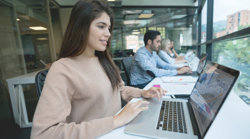 femme en train de suivre une formation de community manager