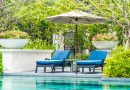 deux chaises de jardin derrière une piscine