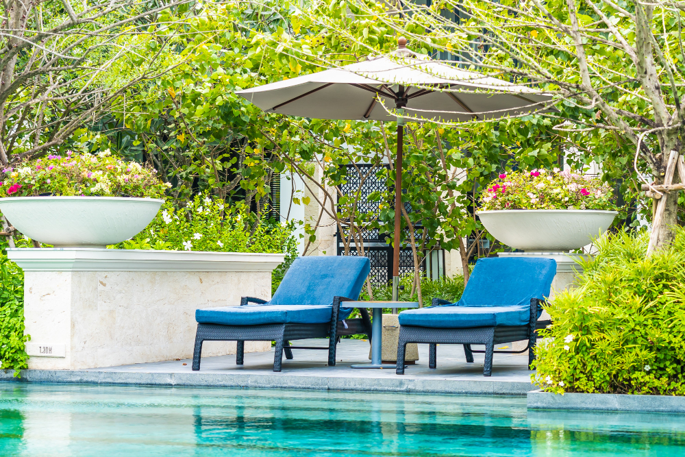 deux chaises de jardin derrière une piscine