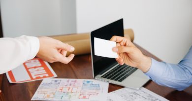 un agent immobilier tendant sa carte de visite à un client