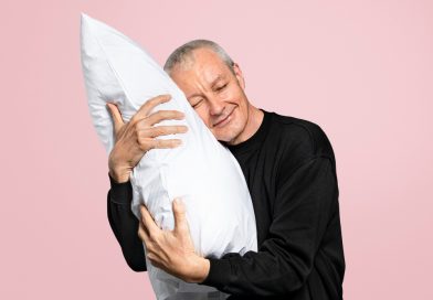 un homme calinant un oreiller