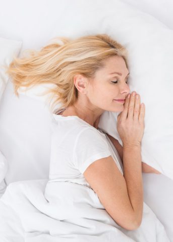 une femme allongée sur un oreiller