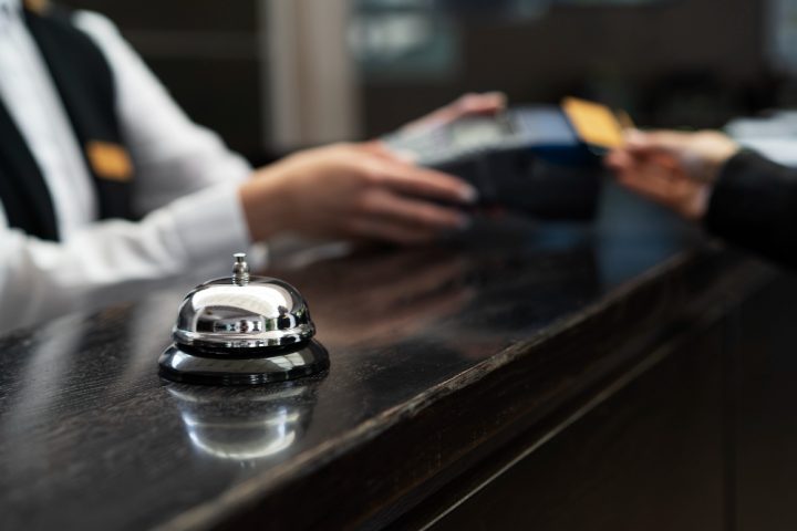 Réceptionniste hôtel encaisse carte bleu