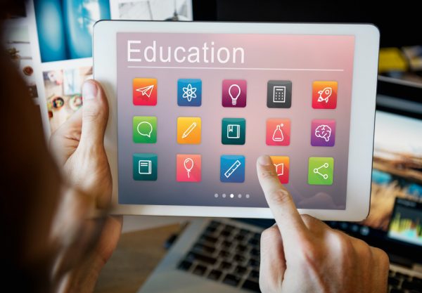 une personne utilise une plateforme éducative sur une tablettte